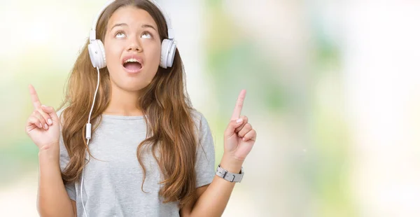 Joven Mujer Hermosa Con Auriculares Escuchando Música Sobre Fondo Aislado — Foto de Stock