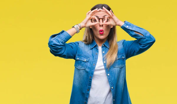 Junge Schöne Frau Mit Brille Vor Isoliertem Hintergrund Die Eine — Stockfoto