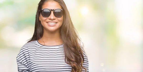 Joven Mujer Árabe Hermosa Con Gafas Sol Sobre Fondo Aislado —  Fotos de Stock