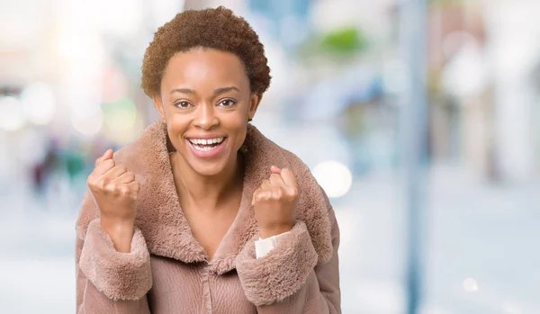 Jovem Afro Americana Vestindo Casaco Inverno Sobre Fundo Isolado Celebrando — Fotografia de Stock