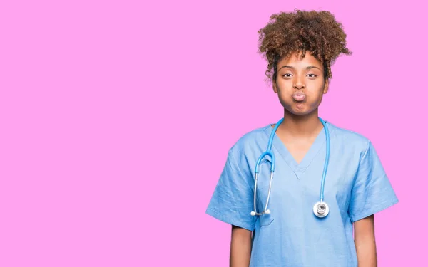Junge Afrikanisch Amerikanische Ärztin Über Isoliertem Hintergrund Die Mit Lustigem — Stockfoto