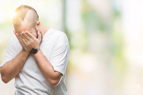 若い白人ヒップ男は泣きながら手で顔を覆っている悲しそうな表情で孤立した背景にカジュアルな シャツを着てします うつ病の概念 — ストック写真
