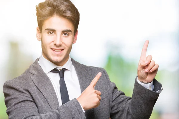 Joven Hombre Negocios Con Traje Corbata Sobre Fondo Aislado Sonriendo — Foto de Stock