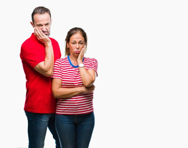 Casal Hispânico Meia Idade Apaixonado Por Fundo Isolado Pensando Cansado — Fotografia de Stock