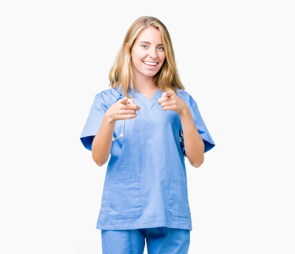 Vackra Unga Läkare Kvinna Bär Medicinsk Uniform Över Isolerade Bakgrund — Stockfoto