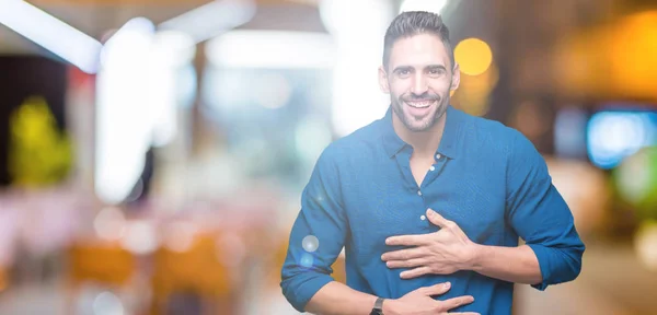 Joven Hombre Guapo Sobre Fondo Aislado Sonriendo Riendo Fuerte Voz — Foto de Stock