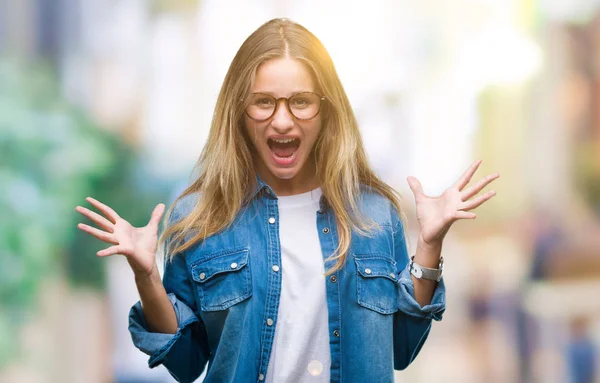 Tânără Blondă Frumoasă Care Poartă Ochelari Fundal Izolat Sărbătorește Nebunia — Fotografie, imagine de stoc