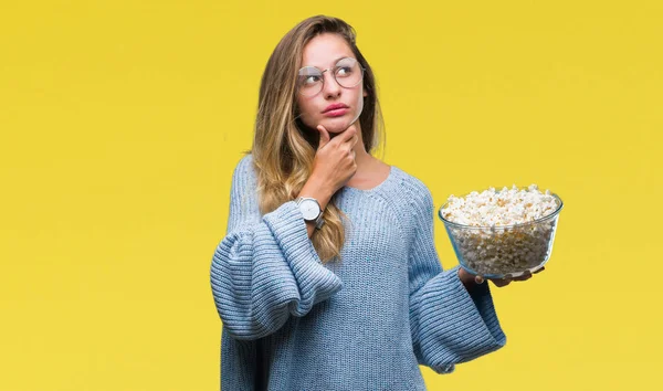 Giovane Bella Donna Bionda Mangiare Popcorn Sfondo Isolato Faccia Seria — Foto Stock