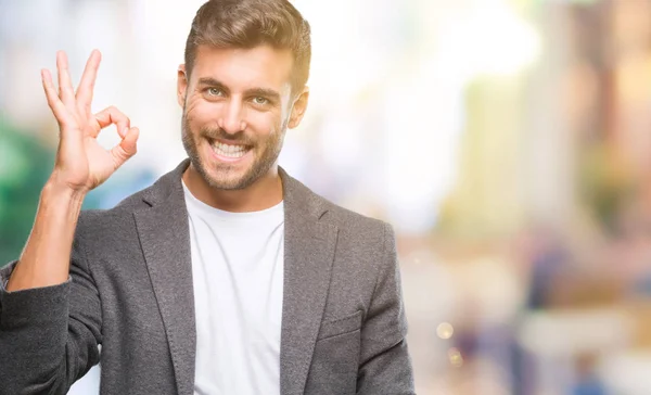 Jonge Knappe Zakenman Geïsoleerde Achtergrond Glimlachend Positieve Doen Teken Met — Stockfoto