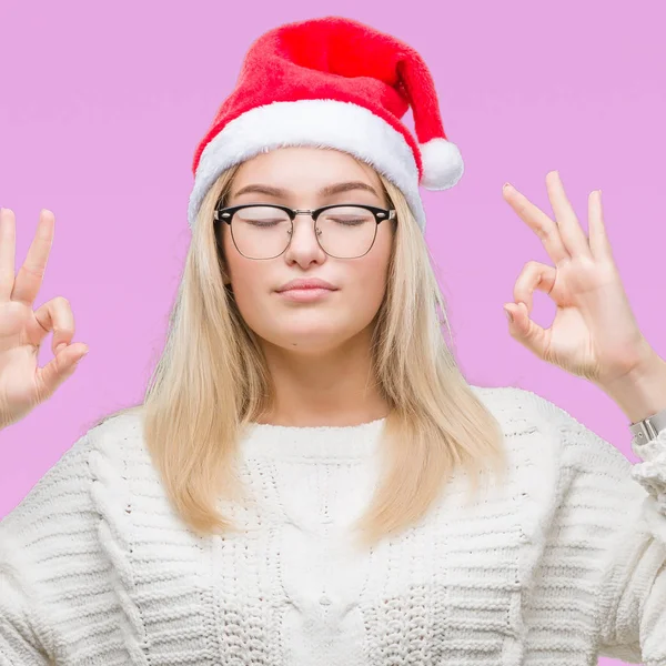 Giovane Donna Caucasica Indossa Cappello Natale Sfondo Isolato Rilassarsi Sorridere — Foto Stock