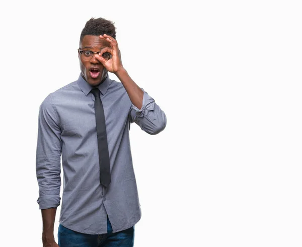 Unga Afroamerikanska Affärsman Över Isolerade Bakgrund Gör Gest Chockade Med — Stockfoto
