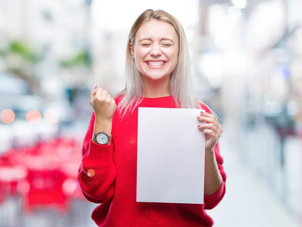 Jovem Loira Segurando Folha Papel Branco Sobre Fundo Isolado Gritando — Fotografia de Stock