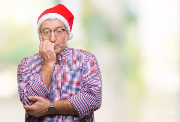 Bonito Homem Sênior Vestindo Chapéu Natal Sobre Fundo Isolado Olhando — Fotografia de Stock