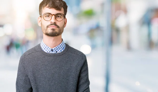 Der Junge Gut Aussehende Smarte Mann Mit Brille Vor Isoliertem — Stockfoto