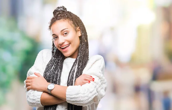 아프리카계 미국인 여자의 무기는 카메라 얼굴을 스웨터를 긍정적인 — 스톡 사진