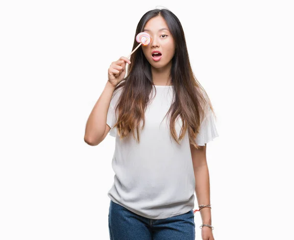 Junge Asiatische Frau Beim Essen Von Lutschbonbons Über Isoliertem Hintergrund — Stockfoto