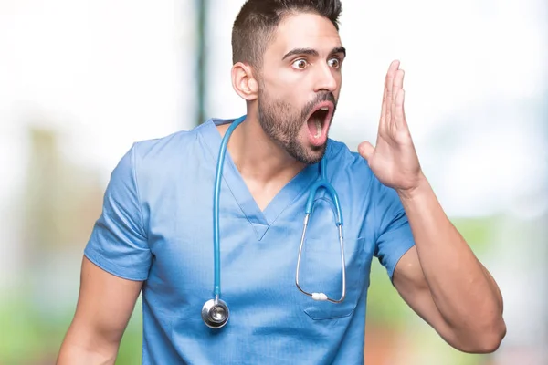 Yakışıklı Genç Doktor Cerrah Adam Bağırıyor Ağzı Üzerinde Ile Yan — Stok fotoğraf