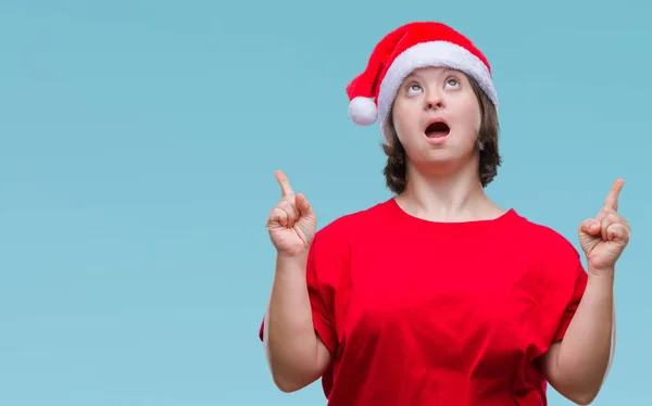 Mujer Adulta Joven Con Síndrome Con Sombrero Navidad Sobre Fondo —  Fotos de Stock