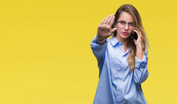 Junge Schöne Blonde Geschäftsfrau Telefoniert Mit Smartphone Über Isolierten Hintergrund — Stockfoto