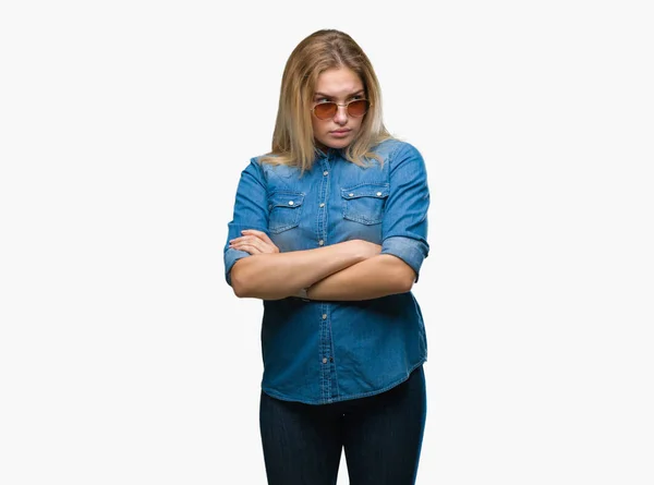年轻的白种女人戴墨镜在孤立的背景怀疑和紧张 反对表情在脸上交叉的胳膊 消极的人 — 图库照片