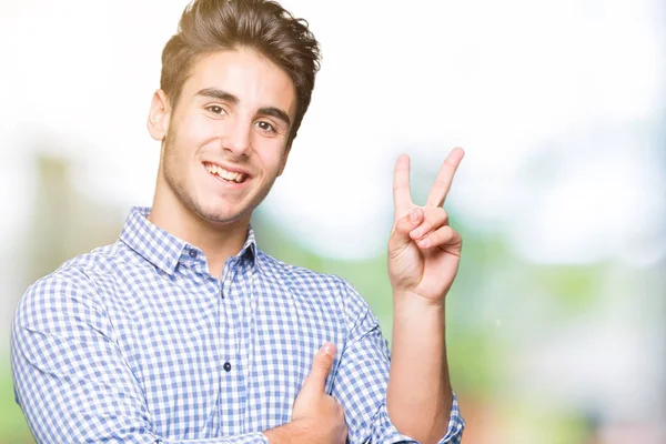 Joven Hombre Negocios Guapo Sobre Fondo Aislado Sonriendo Con Cara —  Fotos de Stock