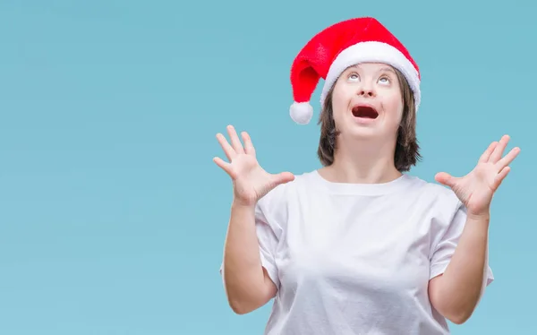 Sendromlu Üzerinde Noel Şapka Giyen Genç Yetişkin Kadın Arka Plan — Stok fotoğraf