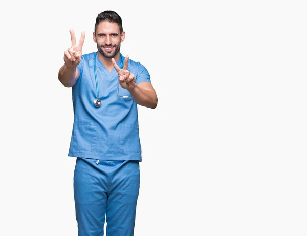 Pohledný Mladý Lékař Chirurg Muž Nad Izolované Pozadí Usmívající Dívá — Stock fotografie