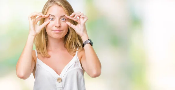 Mulher Bonita Sobre Fundo Isolado Tentando Abrir Olhos Com Dedos — Fotografia de Stock