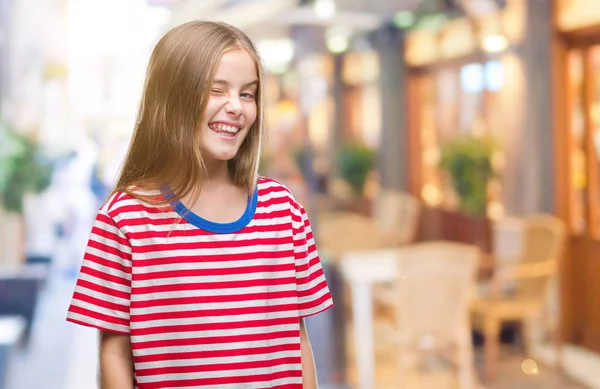 Menina Bonita Nova Sobre Fundo Isolado Piscando Olhando Para Câmera — Fotografia de Stock