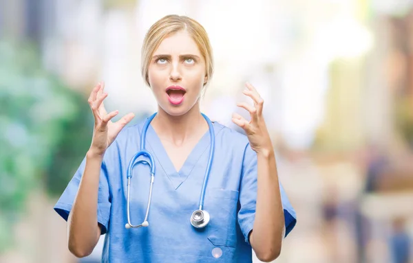 以上の若い美しい金髪の医者の外科医看護師女性狂気の背景を分離し 怒って叫んで 叫んで積極的な表現と腕を上げます 欲求不満のコンセプト — ストック写真