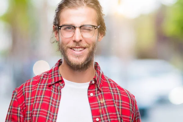 Joven Hombre Guapo Con Pelo Largo Con Gafas Sobre Fondo —  Fotos de Stock