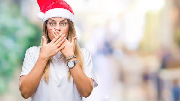 Üzerinde Noel Şapka Giyen Genç Güzel Kadın Arka Plan Ağız — Stok fotoğraf