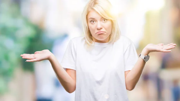 Joven Mujer Rubia Hermosa Con Camiseta Blanca Sobre Fondo Aislado — Foto de Stock