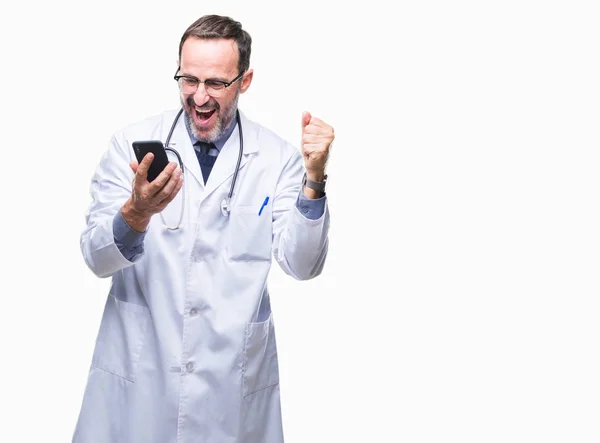 Medelåldern Senior Hoary Doktor Mannen Textning Med Smartphone Isolerade Bakgrunden — Stockfoto