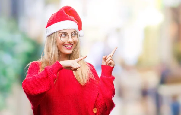 Mladá Krásná Blondýna Žena Nosí Vánoční Čepice Izolované Pozadí Úsměvem — Stock fotografie