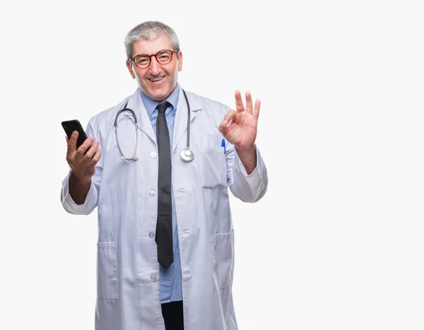 Guapo Sénior Doctor Hombre Mensajes Texto Enviando Mensaje Usando Smarpthone — Foto de Stock