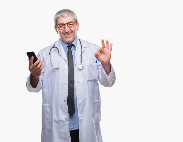 Bello Anziano Medico Uomo Sms Invio Messaggi Utilizzando Smarpthone Sfondo — Foto Stock