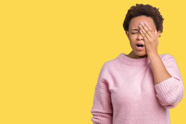 Bela Jovem Afro Americana Sobre Fundo Isolado Bocejo Cansado Cobrindo — Fotografia de Stock