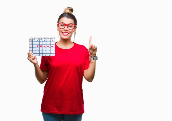 Joven Hermosa Mujer Sosteniendo Calendario Menstruación Sobre Fondo Aislado Sorprendido — Foto de Stock
