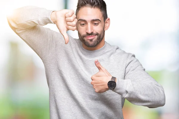 Junger Gutaussehender Mann Sweatshirt Über Isoliertem Hintergrund Daumen Hoch Und — Stockfoto
