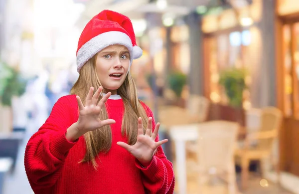 Mladá Krásná Dívka Která Nosí Vánoční Čepice Izolované Pozadí Strach — Stock fotografie