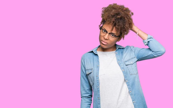 Hermosa Mujer Afroamericana Joven Con Gafas Sobre Fondo Aislado Confundir — Foto de Stock