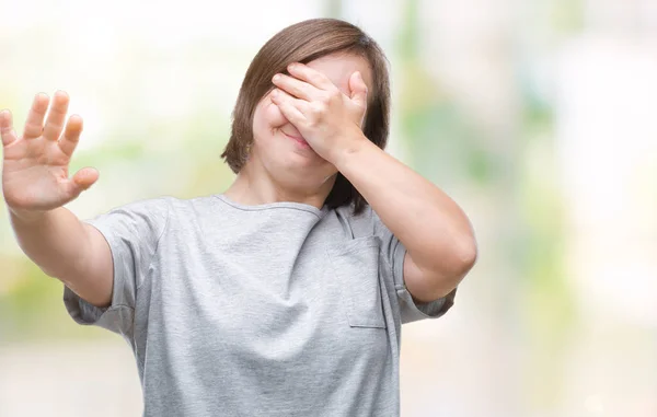 Młoda Kobieta Dorosłych Zespołem Downa Białym Tle Obejmujących Oczy Rękoma — Zdjęcie stockowe