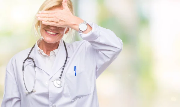 Orta Yaş Sarışın Doktor Kadın Gülümsüyor Gözleri Için Sürpriz Kapsayan — Stok fotoğraf