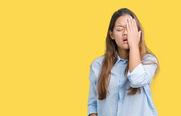 Jovem Bela Mulher Negócios Morena Sobre Fundo Isolado Bocejo Cansado — Fotografia de Stock