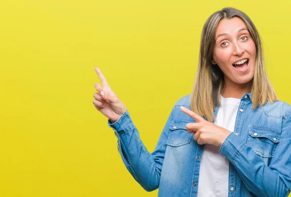 Joven Hermosa Mujer Sobre Fondo Aislado Sonriendo Mirando Cámara Apuntando —  Fotos de Stock