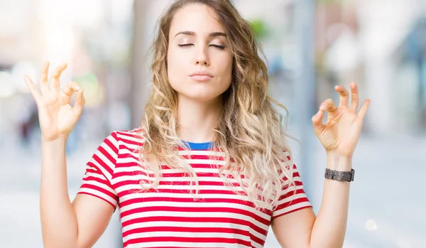 Bella Giovane Donna Bionda Sfondo Isolato Rilassarsi Sorridere Con Gli — Foto Stock