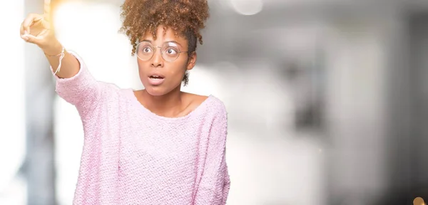 Hermosa Mujer Afroamericana Joven Con Gafas Sobre Fondo Aislado Señalando — Foto de Stock