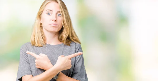 Mulher Bonita Vestindo Camiseta Casual Oversize Sobre Fundo Isolado Apontando — Fotografia de Stock