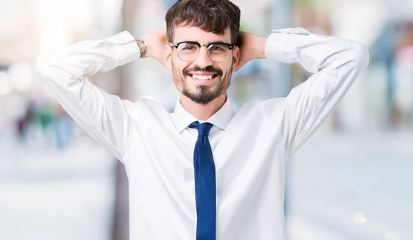Jovem Homem Negócios Bonito Vestindo Óculos Sobre Fundo Isolado Relaxando — Fotografia de Stock